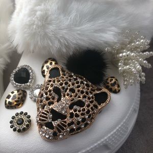 🐾Crocs Fur Sz8 Womens with Charms